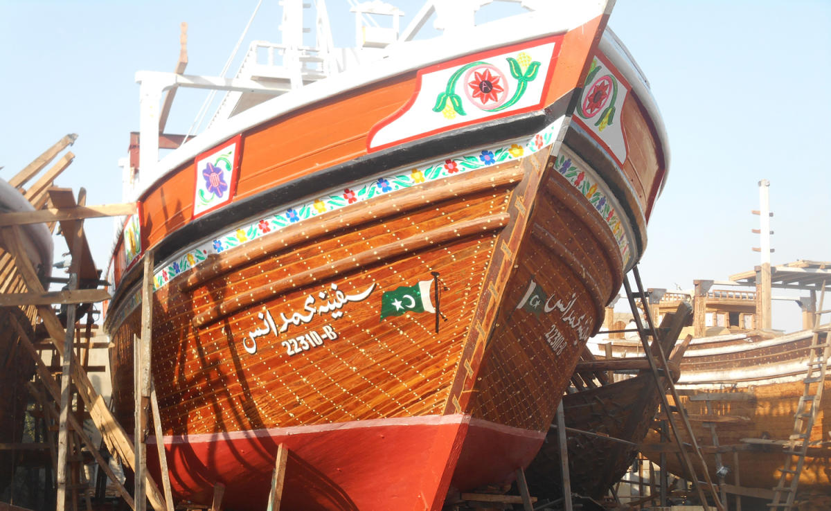 Pakistan’s craftsmen build boats without layouts and sketches Arab
