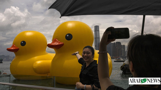 その他 Double Ducks by Florentijn Hofman florentijn hofman's inflatable rubber duck gets an identical twin