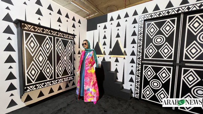 المصممون السعوديون يعرضون إبداعاتهم في معرض دسوار الذي يعتمد على التكنولوجيا