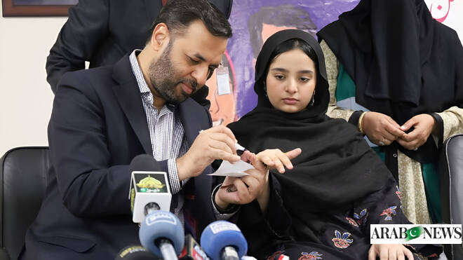 Pakistan health minister vaccinates daughter on live TV to counter cervical-cancer jab rumors  Arab News PK