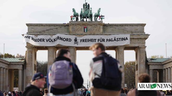 Pro-Palestinian activists use lift to scale Berlin’s Brandenburg Gate – Arab News PK  www.arabnews.pk