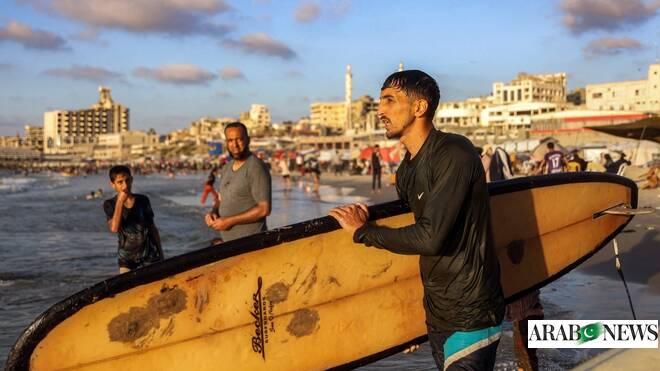 Los surfistas de Gaza buscan consuelo en el mar