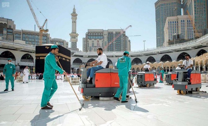 Small army of workers keep Makkah's Grand Mosque courtyard clean during  Ramadan | Arab News PK