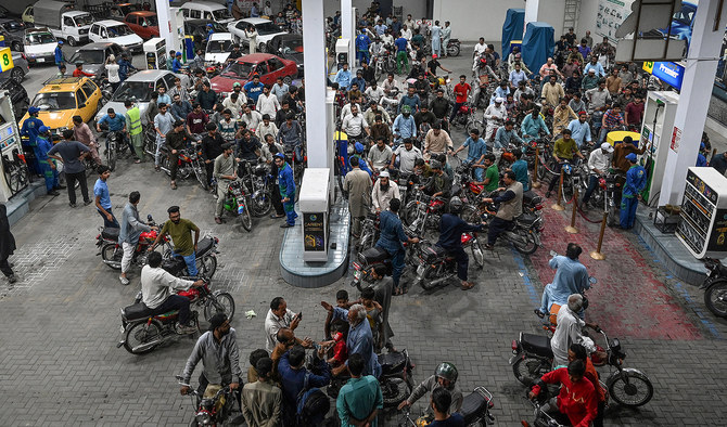 Gelovige tot nu worm Pakistan slashes price of petrol by Rs10 per liter | Arab News PK
