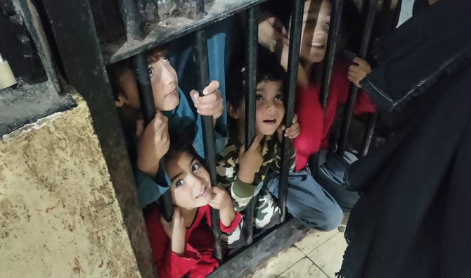Women, kids among 1,200 Afghan illegals jailed in Pakistan | Arab News PK