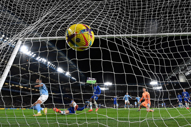 Manchester City beat Chelsea to close gap at top of Premier League | Arab  News PK