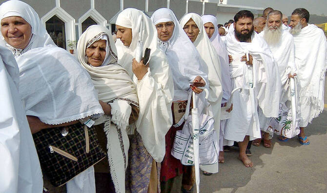 Pilgrims at the Kaaba, illustrating Pakistan's tightened private Hajj regulations.