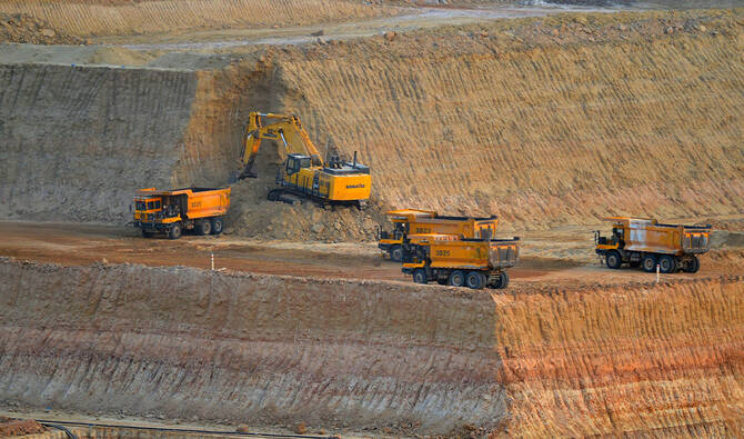 Pakistan shifts Thar coal mining to grid power, targeting savings