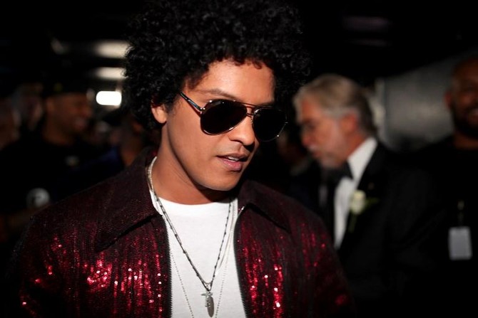 Bruno Mars puts on stellar concert show ahead of Super Bowl | Arab News PK