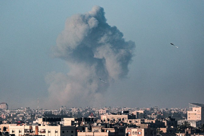 Smoke billows during Israeli bombardment on Khan Younis in the southern Gaza Strip. Apr. 03, 2024 (File/AFP)