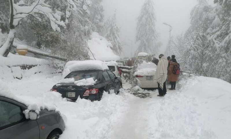 In Pakistan: 10 children among 22 dead after sudden snowfall traps drivers on mountain road - Tatahfonewsarena